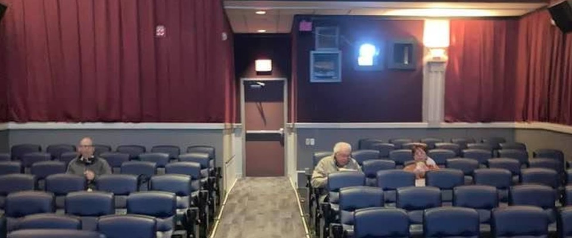 Exploring the Theaters in Essex County, MA: A Guide to Discounts for Students and Seniors